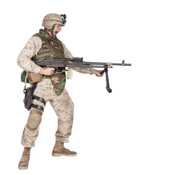 Skrikande kulspruteskytt soldat skytte från midjan — Stockfoto