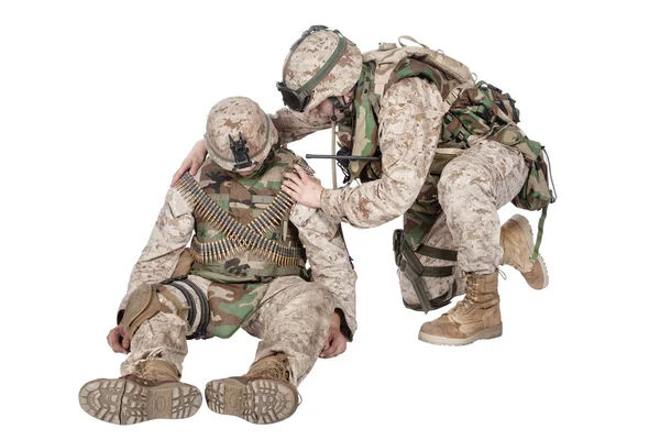 Soldat lutade sig ned över sårade vapenbroder — Stockfoto