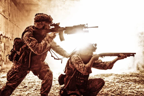 Dois soldados atacantes cercaram chamas e fumaça — Fotografia de Stock
