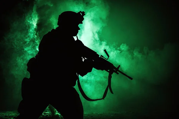 Silhouet van de soldaten op de achtergrond van brand explosie — Stockfoto