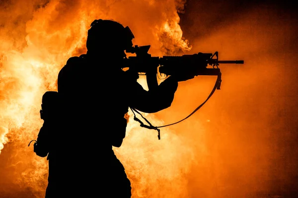 Soldaten-Silhouette auf dem Hintergrund der Feuerexplosion — Stockfoto