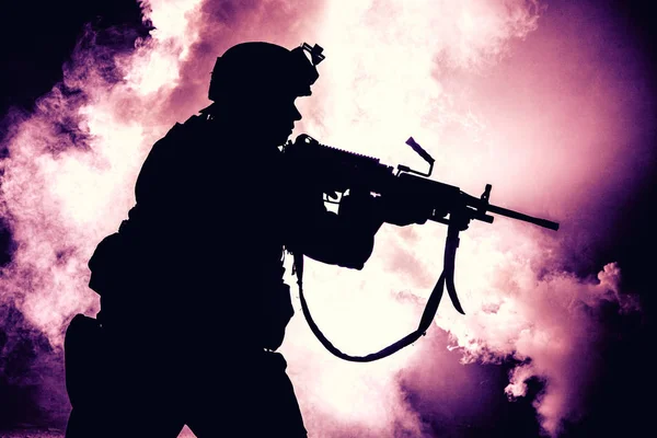 Silhouet van de soldaten op de achtergrond van brand explosie — Stockfoto