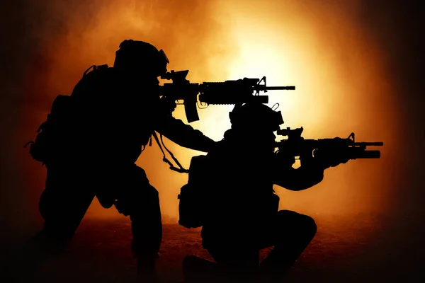 軍の兵士 アクション 米国海兵隊チームのシルエットは 火と煙 アサルトライフルや機関銃 不快なミッション中に抑制の銃撃戦で敵の攻撃を撮影囲まれています — ストック写真
