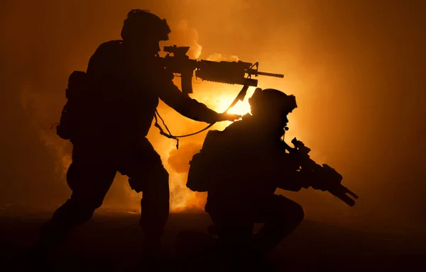 Two attacking soldiers surrounded flame and smoke — Stock Photo, Image