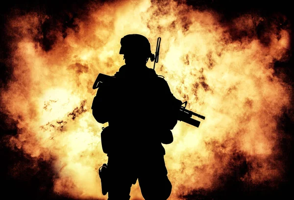 Silhouette de soldats sur fond d'explosion de feu — Photo