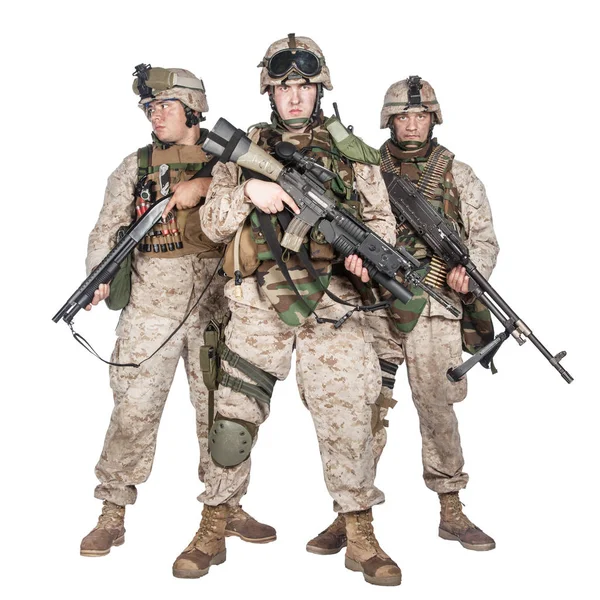 Tres soldados estadounidenses equipados y armados disparan al estudio — Foto de Stock