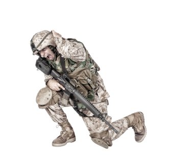 Sonra delik uyarı yangında crouching asker