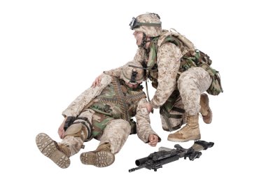 Asker aşağı yaralı brother ın arms eğildi