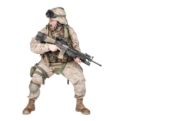 Żołnierz Przyczajony pod ostrzałem i krzyczy rozkazy — Zdjęcie stockowe