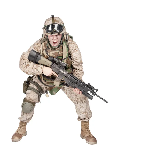 Voják, krčící se pod palbou a křičet rozkazy — Stock fotografie