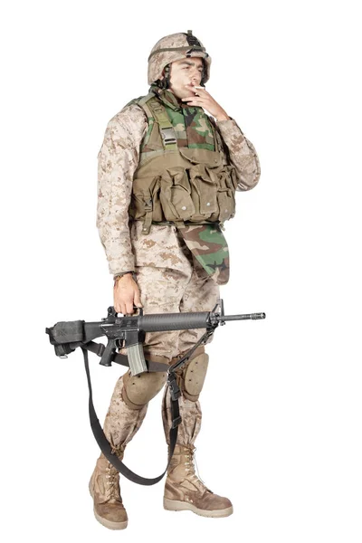 Żołnierz z karabinu maszynowego na białym tle studio strzelać — Zdjęcie stockowe