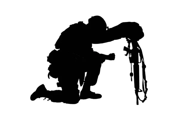 Грустный солдат преклонил колени из-за смерти друга — стоковое фото