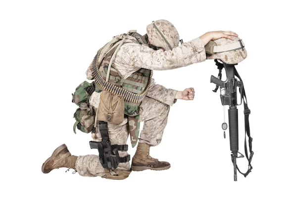 Сумний солдат на колінах через смерть друга — стокове фото