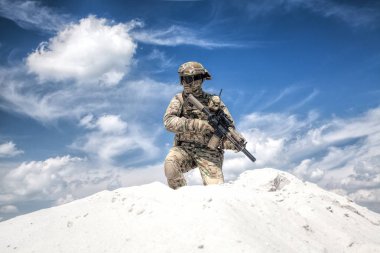 Airsoft oyunları tetikçi kumlu alanda olay sırasında