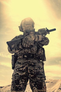 Askeri airsoft tüfek asker canlandırma katılımcıyla
