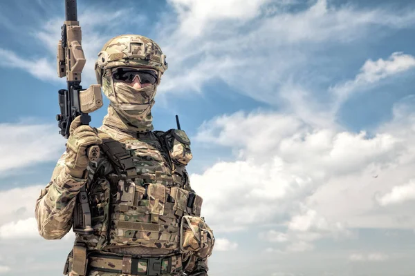 Soldat joueur Airsoft en répliques de munitions militaires — Photo