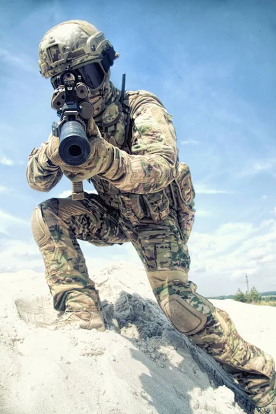 Hombre jugando en airsoft con réplica de rifle del ejército —  Fotos de Stock