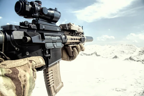 Airsoft assault rifle replika med optiskt sikte — Stockfoto