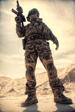 Askeri airsoft tüfek asker canlandırma katılımcıyla