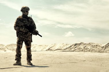 Donanımlı ordu asker tüfeği ile çölde yürüyor