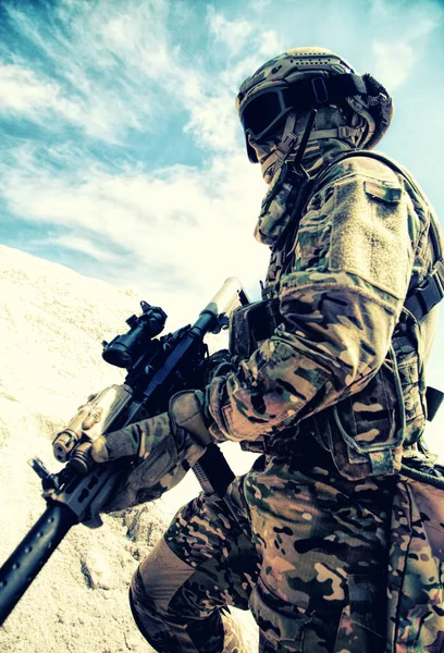 Recreación activa al aire libre y juegos de guerra en el desierto —  Fotos de Stock