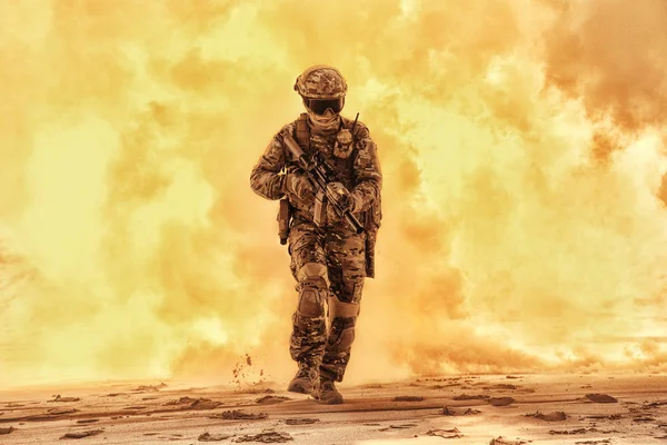 Soldado do exército rompendo o campo de batalha coberto de chamas — Fotografia de Stock