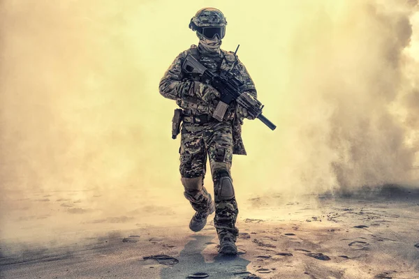 Soldier breaking through battlefield covered flame and fire — Stock Photo, Image