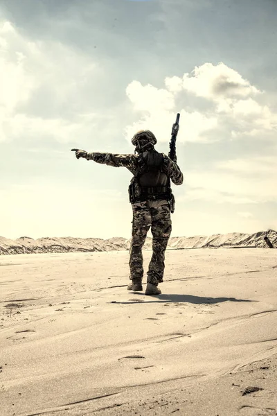 Soldat commando de l'armée observant une zone désertique sablonneuse — Photo