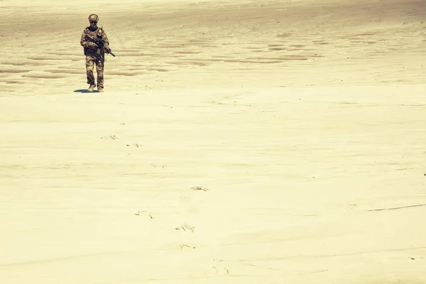 Pěší armáda voják chůze přes horké pouště — Stock fotografie