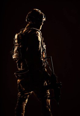 Modern savaş çatışma savaşçı düşük anahtar stüdyo çekimi