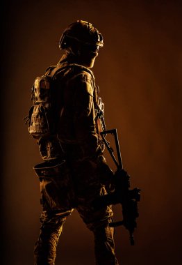 Modern savaş çatışma savaşçı düşük anahtar stüdyo çekimi