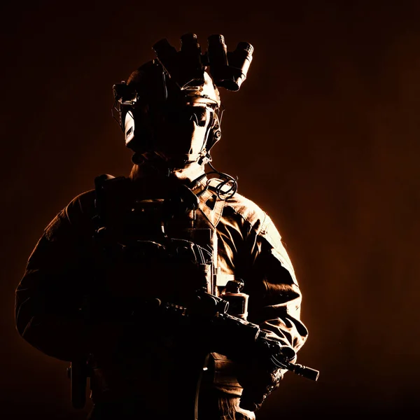 Esquadrão antiterrorista caça soldado estúdio atirar — Fotografia de Stock