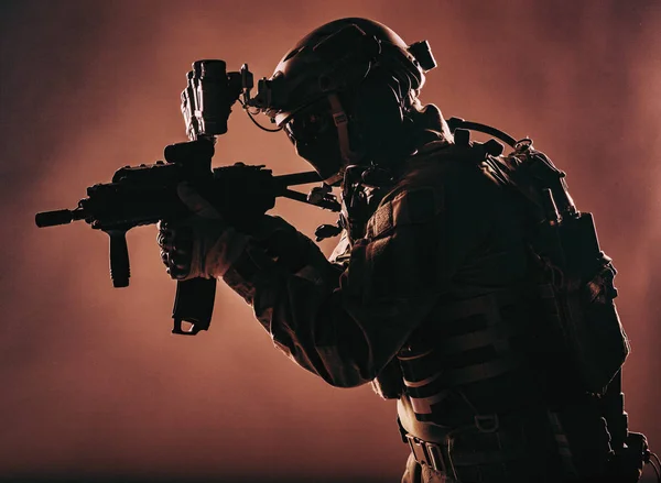 Солдат элитных войск с винтовкой — стоковое фото