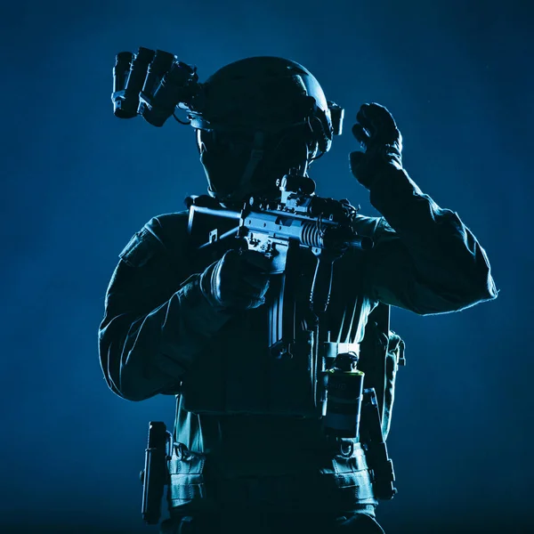 Retrato de estúdio de soldado membro da equipe antiterrorista — Fotografia de Stock
