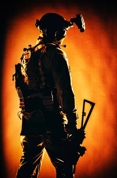 Utrustat och beväpnad soldat bakifrån studio shoot — Stockfoto