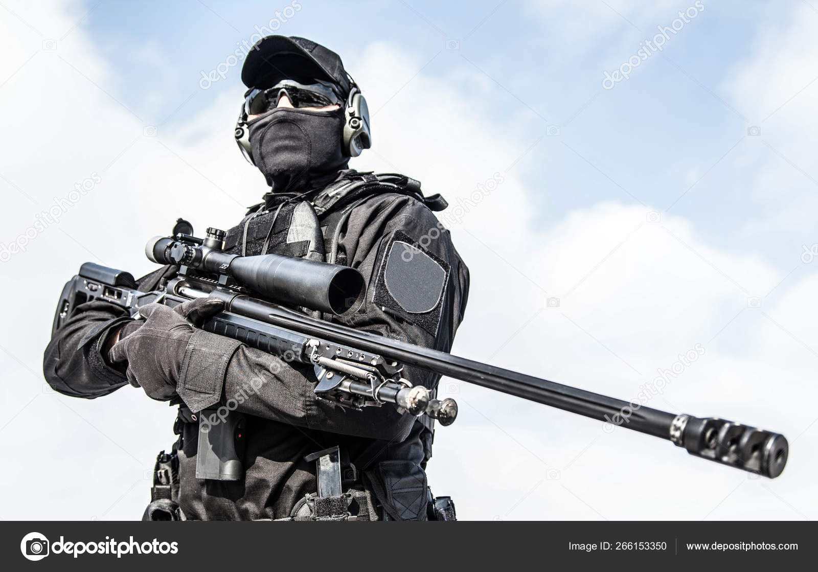 Fuerzas especiales con máscara de uniforme negro y chaleco antibalas swat  gafas de seguridad para casco táctico