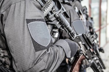 Swat takım savaşçıları tehlike suçlu tutuklamaya hazır