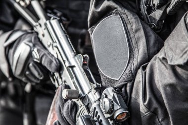 Swat takım savaşçıları tehlike suçlu tutuklamaya hazır