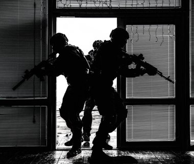 Swat ekibi kapıyı kırıyor ve dairelere saldırıyor
