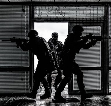 Swat ekibi kapıyı kırıyor ve dairelere saldırıyor