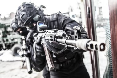 Polis özel tepki ekibi üyesi silah ile hedefliyor