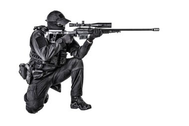 Polis Swat keskin nişancı oturma pozisyonunda çekim