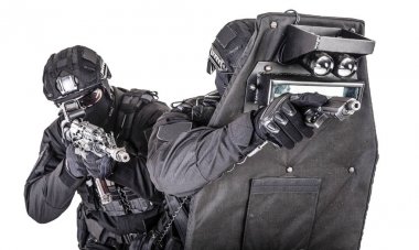 Balistik kalkan stüdyo ateş arkasında Swat ekibi