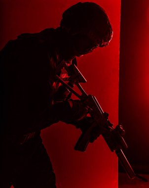 Susturulan saldırı tüfeği ateş ile Swat savaşçı