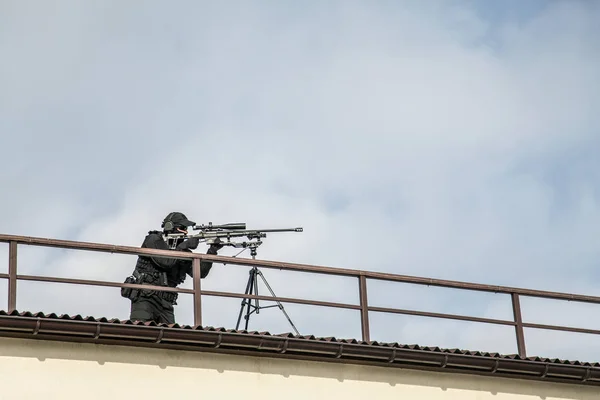 Cecchino della polizia mirare con vista ottica dal tetto — Foto Stock