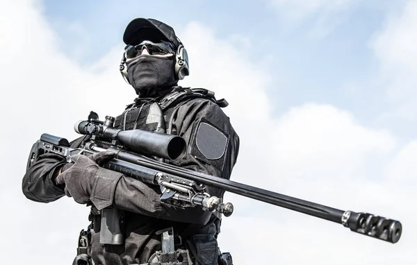 手にライフルを持つ警察戦術グループ狙撃 — ストック写真