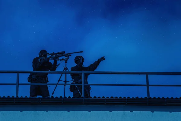 Sniper equipe de busca alvo na missão noite da cidade — Fotografia de Stock