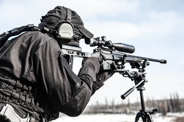 Policía equipada SWAT francotirador de tiro con rifle —  Fotos de Stock
