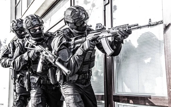 Police counter terrorist team squad storming building — Stock Photo, Image