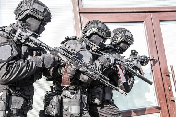 Polícia contra terrorista equipe esquadrão invadir edifício — Fotografia de Stock